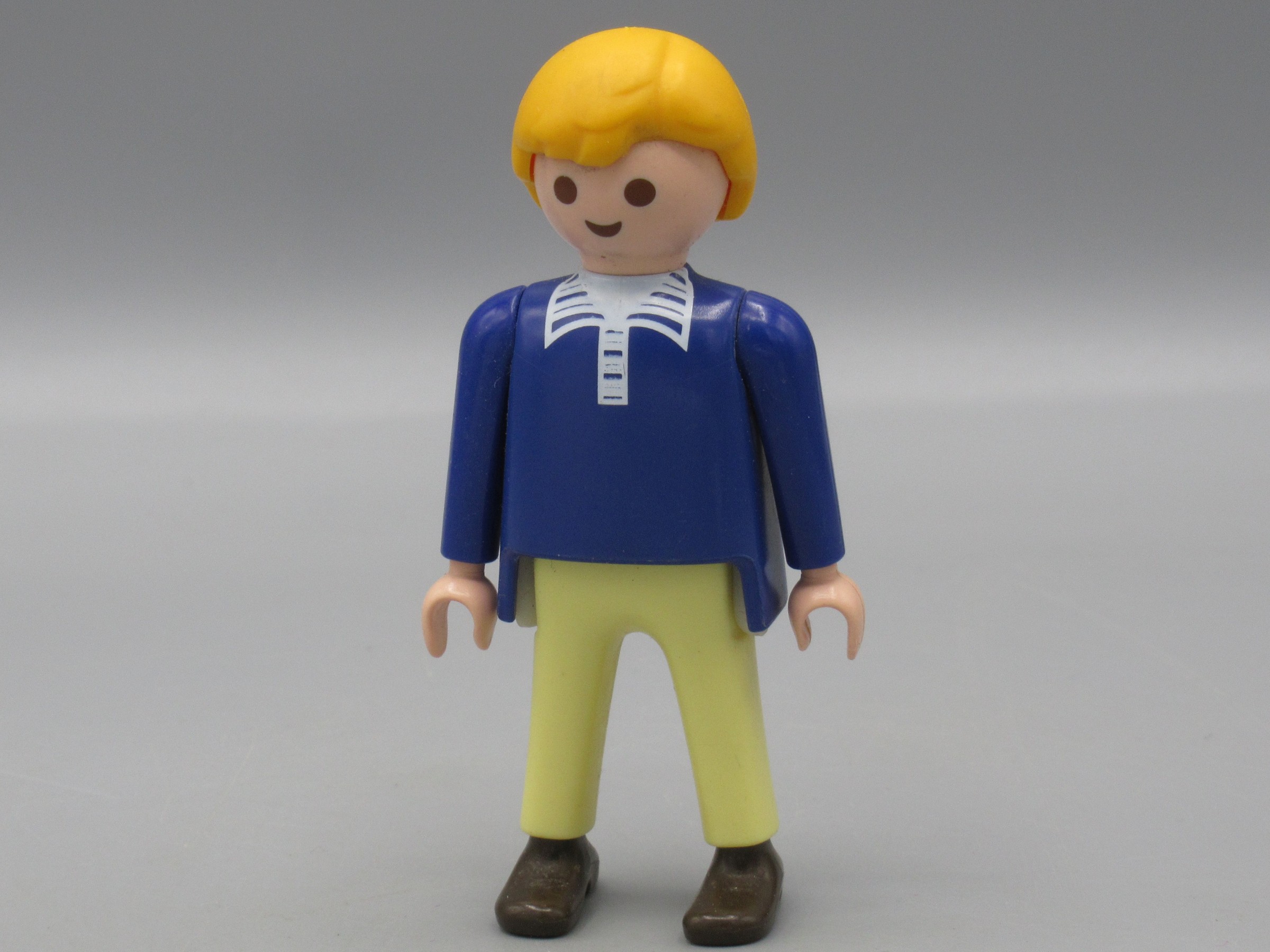 Un personnage modèle : Homme en salopette de la marque PLAYMOBIL 1990.